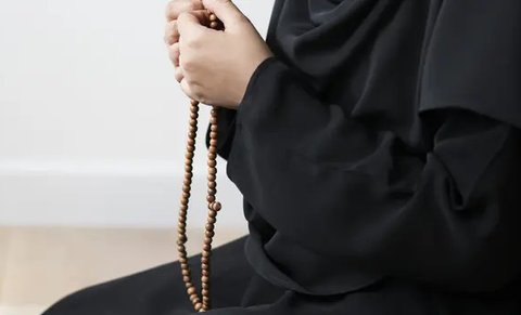 Ilustrasi tasbih, muslimah berzikir, berdoa. (Image by rawpixel.com on Freepik)