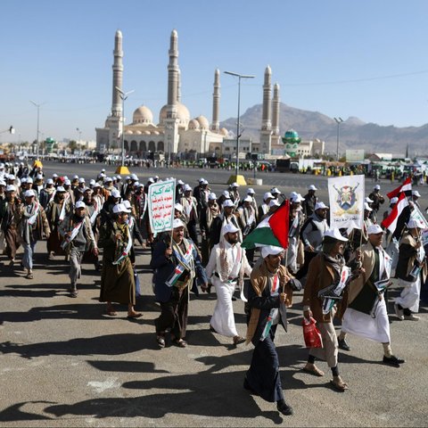 Pejuang yang baru direkrut dan bergabung dengan pasukan militer Houthi mengikuti parade pasukan militer yang siap dikirim berperang untuk mendukung Palestina di Jalur Gaza di Sanaa, Yaman (2/12/2023).
