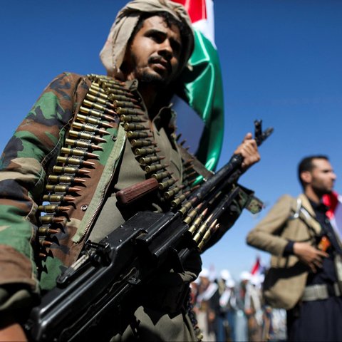 Pejuang yang baru direkrut dan bergabung dengan pasukan militer Houthi mengikuti parade pasukan militer yang siap dikirim berperang untuk mendukung Palestina di Jalur Gaza di Sanaa, Yaman (2/12/2023).