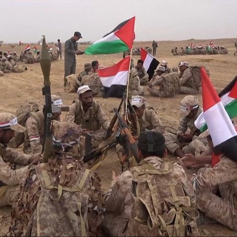 Proyektil diluncurkan Houthi selama manuver militer di dekat Sanaa, Yaman, 30 Oktober 2023.