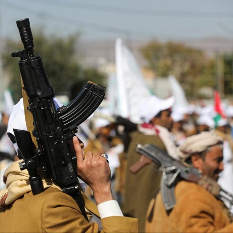 Pejuang yang baru direkrut dan bergabung dengan pasukan militer Houthi mengikuti parade pasukan militer yang siap dikirim berperang untuk mendukung Palestina di Jalur Gaza di Sanaa, Yaman (2/12/2023).