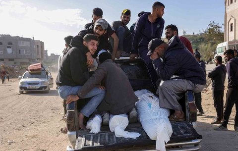 Warga Palestina membawa jenasah diantara warga yang mengungsi di Jalur Gaza utara, Palestina, Selasa (18/03/2025).