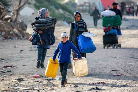 Seorang anak yang kepalanya terluka berjalan untuk pergi mengungsi ke tempat aman  di Jalur Gaza utara, Palestina, Selasa (18/03/2025).