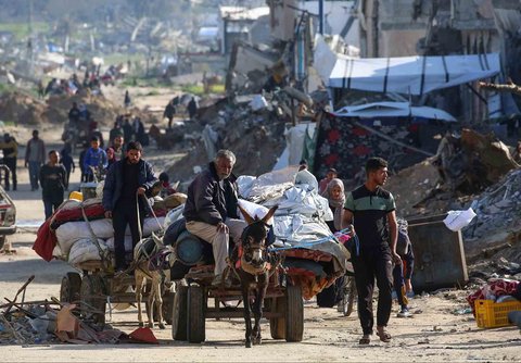 Warga Palestina yang mengungsi dari kota al-Mughraqa tiba di kamp pengungsi Nuseirat di Jalur Gaza bagian tengah, , Palestina, Selasa (18/03/2025).