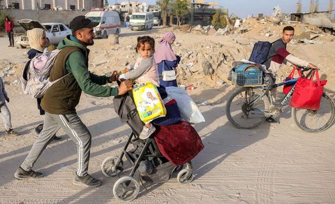 Warga yang mengungsi  dari Beit Hanun di Jalur Gaza utara tiba di Kota Gaza, Palestina, Selasa (18/03/2025).