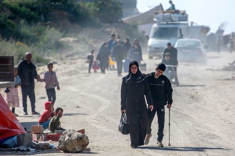 Keluarga Palestina meninggalkan sektor timur Jalur Gaza di perbatasan dengan Israell, Selasa (18/03/2025).