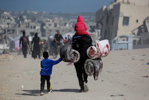 Keluarga Palestina meninggalkan sektor timur Jalur Gaza di perbatasan dengan Israell, Selasa (18/03/2025).