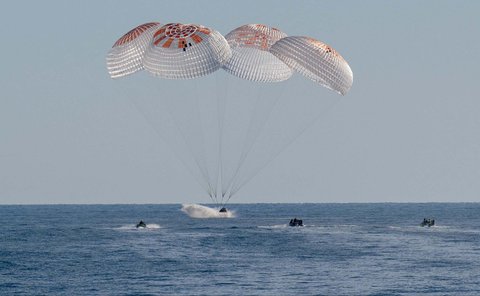 Kapsul Crew Dragon yang membawa Butch Wilmore dan Suni Williams serta dua astronot lainnya turun dengan parasut sebelum mendarat, di lepas pantai Florida, AS, Selasa, (18/03/2025).