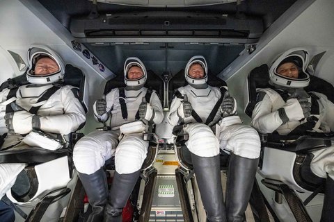 Astronot NASA Butch Wilmore, Nick Hague, dan Suni Williams serta kosmonot Roscosmos Aleksandr Gorbunov terlihat di dalam pesawat luar angkasa SpaceX Dragon