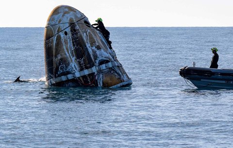 Kapsul Crew Dragon yang membawa Butch Wilmore dan Suni Williams serta dua astronot lainnya  mendarat di lepas pantai Florida, AS, Selasa, (18/03/2025).