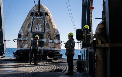 Kapsul Crew Dragon yang membawa Butch Wilmore dan Suni Williams serta dua astronot lainnya  mendarat di lepas pantai Florida, AS, Selasa, (18/03/2025).