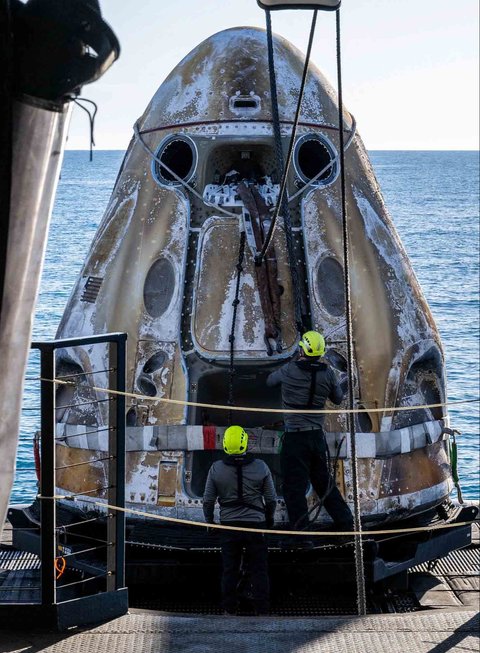 Kapsul Crew Dragon yang membawa Butch Wilmore dan Suni Williams serta dua astronot lainnya  mendarat di lepas pantai Florida, AS, Selasa, (18/03/2025).