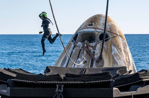 Kapsul Crew Dragon yang membawa Butch Wilmore dan Suni Williams serta dua astronot lainnya  mendarat di lepas pantai Florida, AS, Selasa, (18/03/2025).