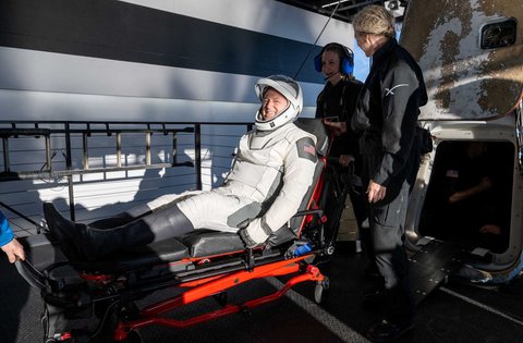 Astronot NASA Butch Wilmore dibantu keluar dari wahana antariksa SpaceX Dragon di atas kapal pemulihan SpaceX di perairan lepas pantai Florida, , AS, Selasa, (18/03/2025).