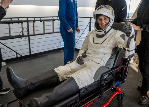 Astronot NASA Suni Williams keluar dari wahana antariksa SpaceX Dragon di atas kapal pemulihan SpaceX di perairan lepas pantai Florida, , AS, Selasa, (18/03/2025).