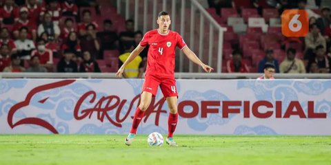 Bek Timnas Indonesia, Jay Idzes menguasai bola saat menghadapi Vietnam pada laga Grup F kualifikasi Piala Dunia 2026 Zona Asia di Stadion Utama Gelora Bung Karno (SUGBK), Senayan, Jakarta,