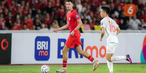 Gelandang Timnas Indonesia, Ivar Jenner menguasai bola dibayangi gelandang Vietnam, Nguyen Thai Son pada laga Grup F kualifikasi Piala Dunia 2026 Zona Asia di Stadion Utama Gelora Bung Kar