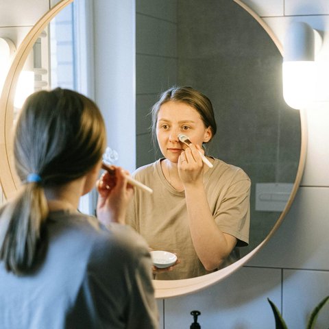 Ilustrasi Orang Memakai Masker