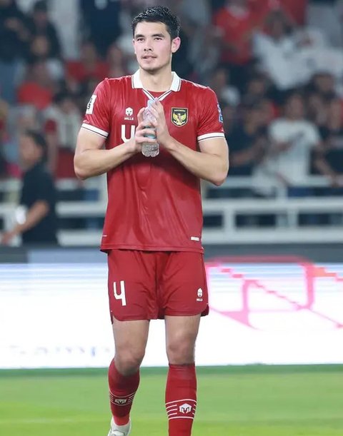 Selebrasi bek Timnas Indonesia, Sandy Walsh (kanan) bersama Elkan Baggott setelah mencetak gol ke gawang Jepang pada laga ketiga Grup D Piala Asia 2024 di Al-Thumama Stadium, Doha, Qatar, Rab