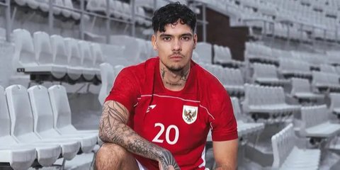 Shayne Pattynama dengan balutan jersey anyar Timnas Indonesia yang diluncurkan, Kamis (23/1/2025). (Dok. Erspo)