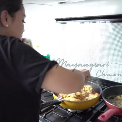 Momen Mayangsari Masak Bersama ART di Rumah Mewahnya, Kondisi Dapur Kotornya Sontak Jadi Sorotan