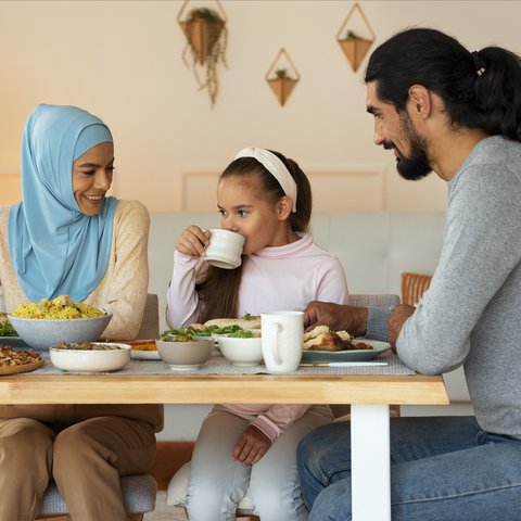 Ilustrasi keluarga muslim sedang buka puasa (Sumber: Freepik)