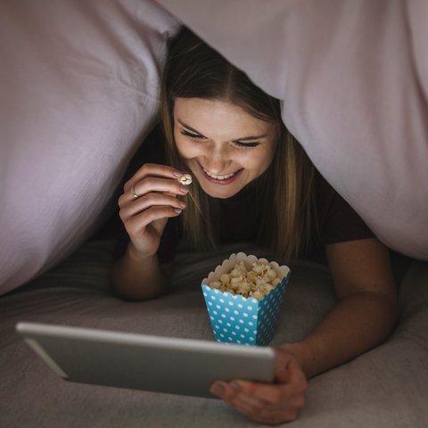 Ilustrasi Bermain Gadget Sebelum Tidur (&copy;Freepik)