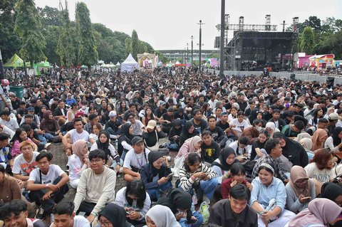 Penceramah Ustadz Abiazkakia saat talkshow menjelang buka puasa saat KapanLagi Buka Bareng BRI Festival 2025 yang digelar di Plaza Parkir Timur Gelora Bung Karno, Senayan, Jakarta, Minggu (16/3/2025).