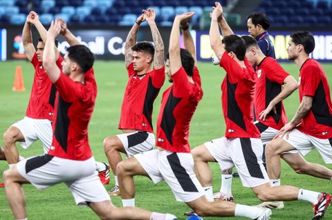 Pemain Timnas Indonesia menggelar sesi latihan menjelang laga lanjutan putaran ketiga Kualifikasi Piala Dunia FIFA 2026 melawan Australia di Stadion Allianz, Sydney, Australia, pada 19 Maret 2025.