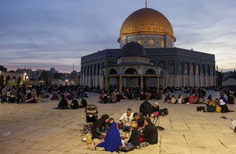 FOTO: Indahnya Warga Palestina Buka Puasa Bersama di Kompleks Masjid Al Aqsa