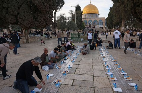 FOTO: Indahnya Warga Palestina Buka Puasa Bersama di Kompleks Masjid Al Aqsa
