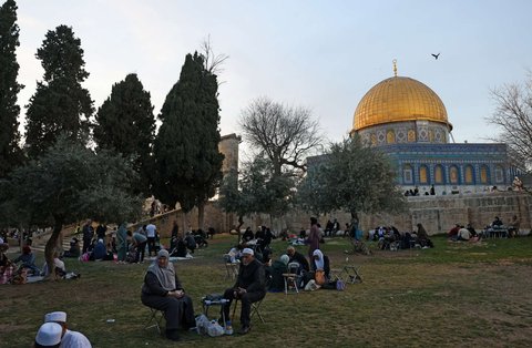 FOTO: Indahnya Warga Palestina Buka Puasa Bersama di Kompleks Masjid Al Aqsa