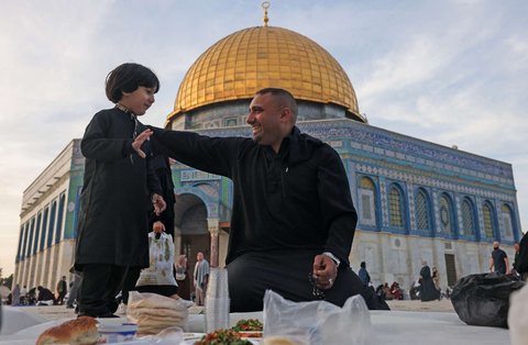 FOTO: Indahnya Warga Palestina Buka Puasa Bersama di Kompleks Masjid Al Aqsa