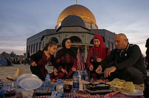 FOTO: Indahnya Warga Palestina Buka Puasa Bersama di Kompleks Masjid Al Aqsa