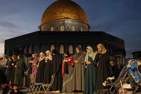 FOTO: Indahnya Warga Palestina Buka Puasa Bersama di Kompleks Masjid Al Aqsa