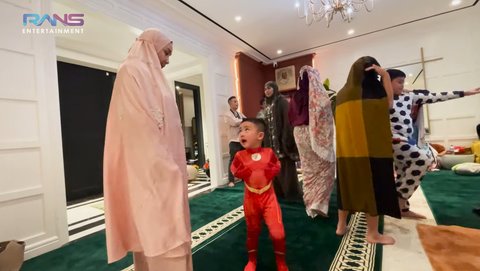 Rayyanza Sudah Puasa Setengah Hari di Usia 3 Tahun, Heboh Ikut Sahur Pakai Kostum The Flash
