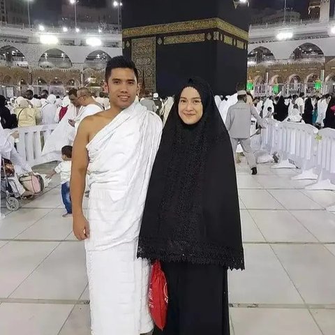 Potret Dian Sastrowardoyo Umrah Bareng Keluarga (Sumber: Instagram/therealdisastr)