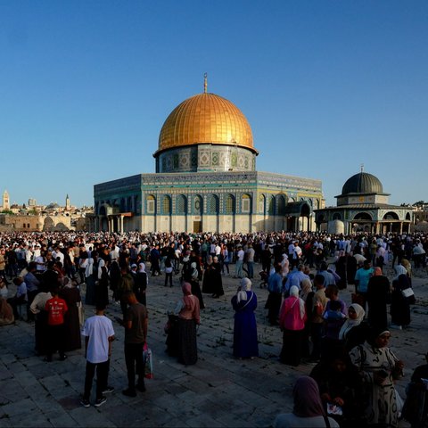 Di tengah ketegangan dan agresi Israel terhadap Gaza dan Tepi Barat yang terus meningkat, ribuan warga Palestina berkumpul di kompleks Masjid Al-Aqsa di Kota Tua Yerusalem untuk melaksanakan salat Iduladha 2014 pada hari Minggu (16/6/2024).