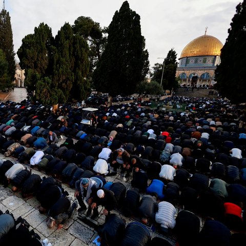 Umat Muslim Palestina merayakan hari raya Idulfitri dengan penuh kekhusyukan di Masjid Al-Aqsa di tengah situasi di Gaza yang sedang menghadapi serangan bertubi-tubi dari pasukan Israel.