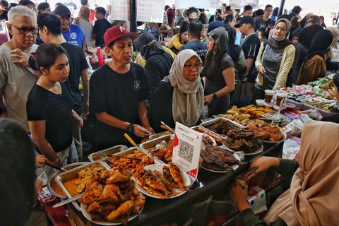 Warga memilih takjil yang untuk berbuka puasa yang dijajakan di Pasar Takjil Ramadhan Benhil, Jakarta, Minggu (2/3/2025). Pasar Takjil Benhil ramai dikunjungi masyarakat selama bulan Ramadhan untuk mencari aneka takjil berbuka puasa.