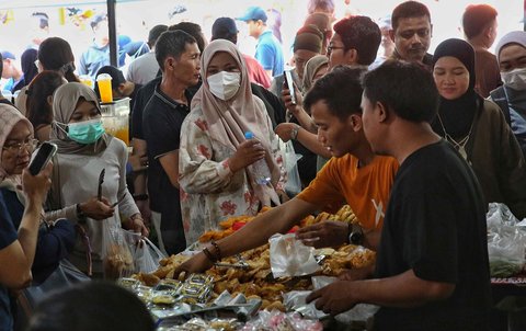 Warga memilih takjil yang untuk berbuka puasa yang dijajakan di Pasar Takjil Ramadhan Benhil, Jakarta, Minggu (2/3/2025). Pasar Takjil Benhil ramai dikunjungi masyarakat selama bulan Ramadhan untuk mencari aneka takjil berbuka puasa.