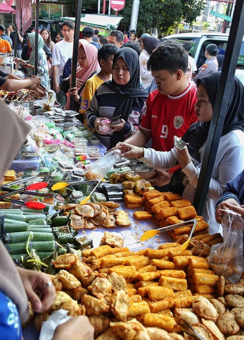 Warga memilih takjil yang untuk berbuka puasa yang dijajakan di Pasar Takjil Ramadhan Benhil, Jakarta, Minggu (2/3/2025). Pasar Takjil Benhil ramai dikunjungi masyarakat selama bulan Ramadhan untuk mencari aneka takjil berbuka puasa.