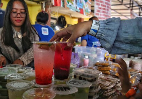 Warga memilih takjil yang untuk berbuka puasa yang dijajakan di Pasar Takjil Ramadhan Benhil, Jakarta, Minggu (2/3/2025). Pasar Takjil Benhil ramai dikunjungi masyarakat selama bulan Ramadhan untuk mencari aneka takjil berbuka puasa.