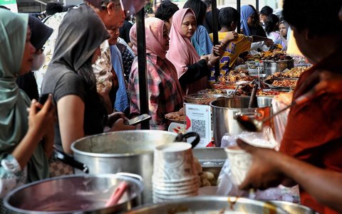 Warga memilih takjil yang untuk berbuka puasa yang dijajakan di Pasar Takjil Ramadhan Benhil, Jakarta, Minggu (2/3/2025). Pasar Takjil Benhil ramai dikunjungi masyarakat selama bulan Ramadhan untuk mencari aneka takjil berbuka puasa.