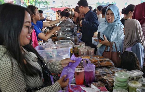 Warga memilih takjil yang untuk berbuka puasa yang dijajakan di Pasar Takjil Ramadhan Benhil, Jakarta, Minggu (2/3/2025). Pasar Takjil Benhil ramai dikunjungi masyarakat selama bulan Ramadhan untuk mencari aneka takjil berbuka puasa.