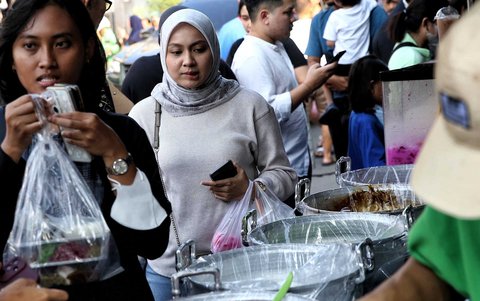 Warga memilih takjil yang untuk berbuka puasa yang dijajakan di Pasar Takjil Ramadhan Benhil, Jakarta, Minggu (2/3/2025). Pasar Takjil Benhil ramai dikunjungi masyarakat selama bulan Ramadhan untuk mencari aneka takjil berbuka puasa.
