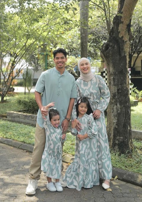 Rekomendasi baju lebaran couple 2024, membuat tampilanmu makin kompak dan trendi bersama keluarga saat lebaran.