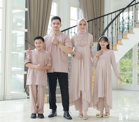 Inspirasi model baju lebaran couple trendy di 2024 untuk tampilan lebih kompak bersama keluarga dan orang -orang tersayang.