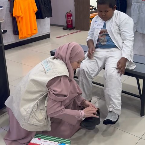 Zaskia Adya Mecca Belikan Sepatu Untuk Anak Kurang Mampu, Bahagia Akhirnya Punya Sepatu Pertama Dalam Hidup