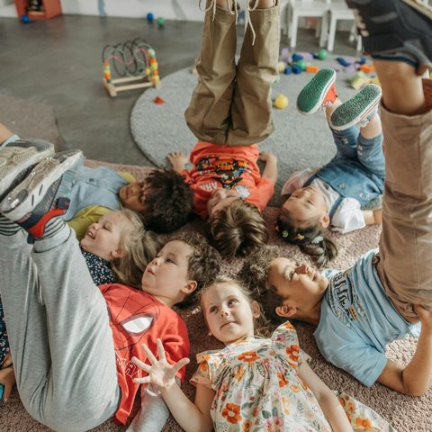 Ilustrasi Anak Bersama Teman